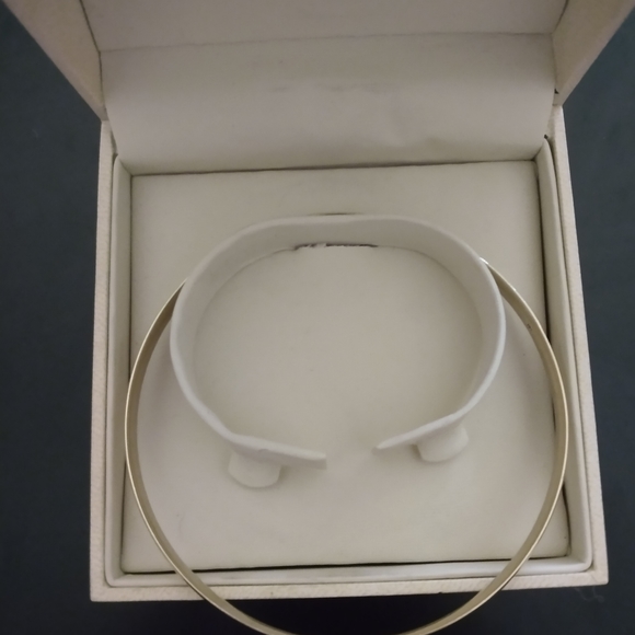 10K Solid gold bangle bracelet - Picture 5 of 6